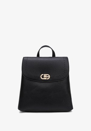 Zaino in pelle nera con una texture liscia, patta frontale e una chiusura dorata. Presenta una maniglia superiore e un design sobrio.