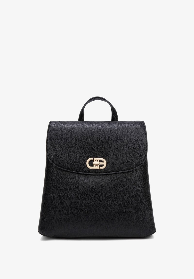 Sac à dos en cuir noir avec une texture lisse, rabat avant et fermoir doré. Il dispose d'une poignée supérieure et d'un design discret.