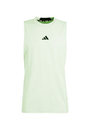 Canotta atletica di colore verde chiaro, senza maniche, realizzata in tessuto liscio, con collo tondo e un piccolo logo nero sul petto.