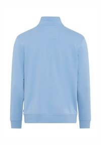 Hellblauer Pullover mit langen Ärmeln, gerippten Bündchen und Saum, hohem Kragen und geprägtem "Brax"-Logo am hinteren Kragen.