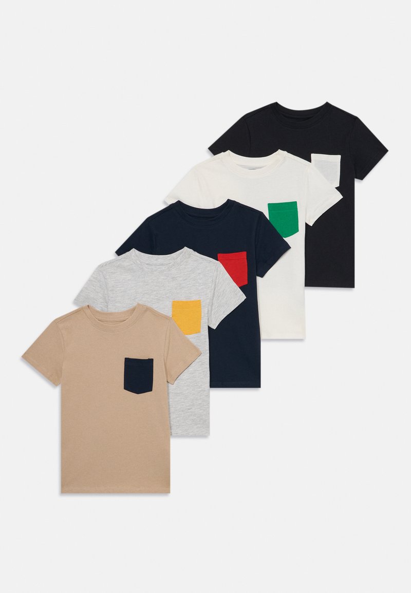 Cinco camisetas de manga corta en beige, gris, azul marino, blanco y negro, cada una con un bolsillo de color en tonos contrastantes. Textura de tela suave.