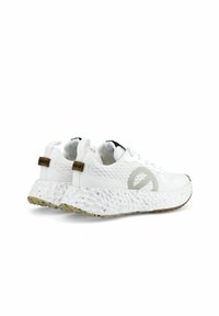 Witte sportieve schoenen met een gestructureerde stoffen bovenkant, opvallende logo-details en een gespikkelde rubberen zool. Voorzien van een vetersluiting en trekbanden.