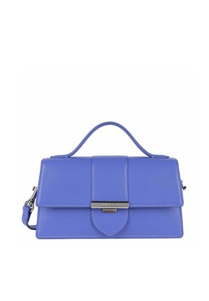 Sac à main en cuir violet au design structuré, avec une poignée supérieure et une bandoulière amovible. Il dispose d'une fermeture à rabat avec des accents en métal argenté.