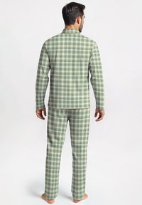 Groen en witte plaid pyjama's, met een langemouwen shirt met kraag en bijpassende broek, gemaakt van zachte stof met een gladde textuur.