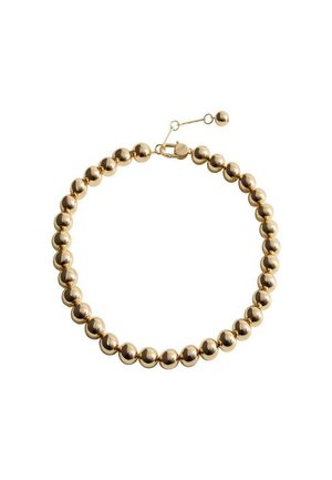 Bracciale in perle d'oro caratterizzato da un motivo di perle rotonde lucide di dimensioni uniformi, fissato con un gancio a molla e catena regolabile.