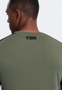 Ombre WITH CONTRASTING - Jednoduché tričko - olive green