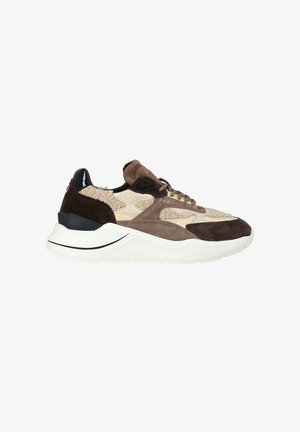 Sneakers van gemengde materialen in bruin- en beigetinten, met een textuur bovenwerk en zwarte accenten. Dikke witte zool met afgerond ontwerp.