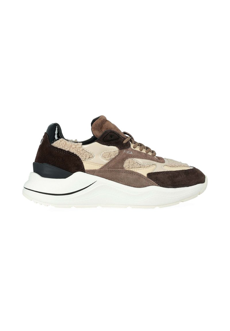 Sneakers che presentano materiali misti in tonalità di marrone e beige, con una parte superiore testurizzata e accenti neri. Suola bianca spessa con design curvo.