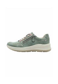 Sneaker in suede verde con suola bianca, chiusura con lacci e zip decorativa. Presenta cuciture a contrasto e dettagli circolari sui lacci.