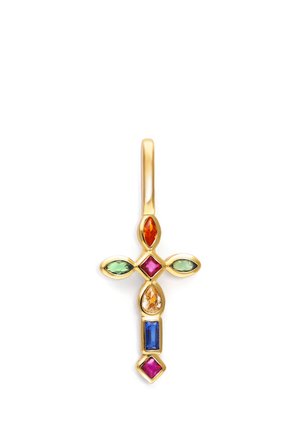 Colgante de cruz de oro con piedras preciosas multicolores: rojo, verde, naranja, azul y rosa, dispuestas simétricamente sobre un fondo blanco.