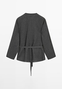 Giacca lungo grigio scuro a maniche lunghe con colletto alto, vita cintata e vestibilità ampia; tessuto testurizzato con dettagli di cucitura minimi.