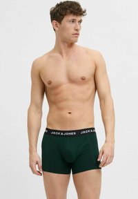 Boxer briefs verdi con una vita nera con il logo "JACK & JONES". Il tessuto è liscio ed elasticizzato, progettato per il massimo comfort.