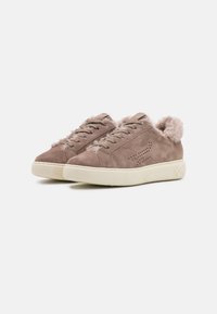 Zapatillas de ante marrón con un grueso collar de piel de peluche, que cuentan con detalles perforados y una suela de goma beige. Diseño con cordones, estilo informal.