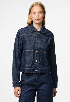 Giacca in denim scuro con un design accorciato, colletto, due tasche frontali e bottoni color oro. Il tessuto ha una finitura liscia e testurizzata.