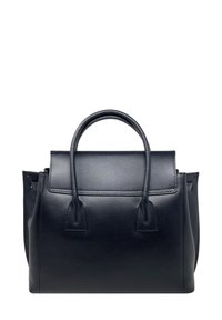 Czarna skórzana torebka o zdefiniowanej konstrukcji, z podwójnymi uchwytami u góry, płaskim przodem i bocznymi fałdami. Gładka tekstura z minimalistycznymi detalami.