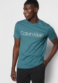 Calvin Klein FRONT LOGO - T-shirt estampada - foamy ocean