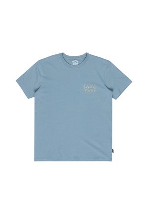 T-shirt bleu clair à manches courtes avec un petit motif de vague à l'intérieur d'une bordure rectangulaire sur la partie gauche de la poitrine.