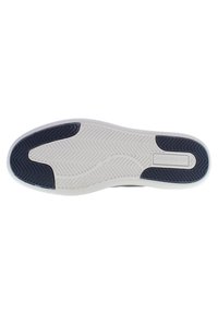Weißer Sneaker mit schwarzem Akzent an der Sohle, die ein strukturiertes Grip-Muster und glatte Kanten aufweist. Das Markenlogo ist an der Seite geprägt.