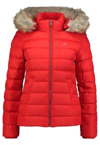 Rød pufferjakke med hætte foret med pels, lynlås foran og polstret struktur. Har sidelommer og elastiske manchetter for en tætsiddende pasform.