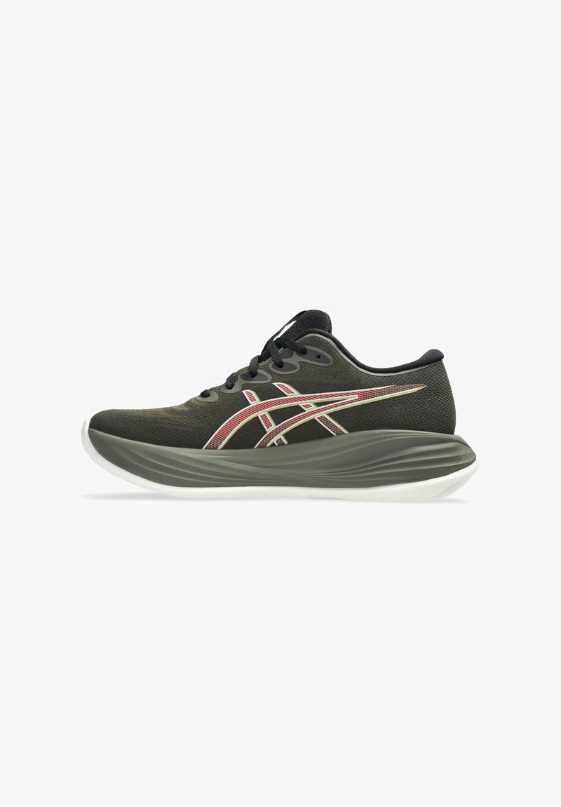 Basket de course vert olive foncé avec une épaisse semelle grise, lacets noirs et un logo rayé rouge et blanc sur le côté.