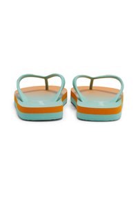 Divi flip-flopi ar tirkīza siksnām, apelsīnu gradienta zoli un slāņotām mīkstinātām zolemm, kurām ir tirkīza un apelsīnu strīpas.