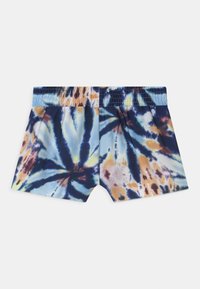 Calções de banho com estampado tie-dye apresentando um padrão colorido com tons de azul, laranja e amarelo; cintura elástica com pregas; corte de comprimento médio.