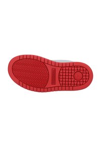 Guma podešev s červenou základnou, s vzorovaným gripovým povrchem a logem DC Shoes, navržená pro trakci a stabilitu.