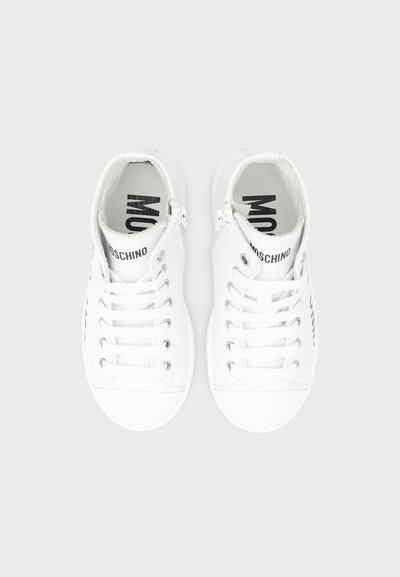 Paire de baskets montantes blanches Moschino avec lacets et logo visible sur la languette et la semelle intérieure, vues de dessus sur un fond uni.