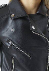 PULL&BEAR Veste en similicuir - black