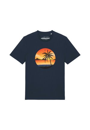 Marineblauw T-shirt met een rond zonsondergangontwerp met een palmboom, oceaan, bergen en vogels in de lucht.