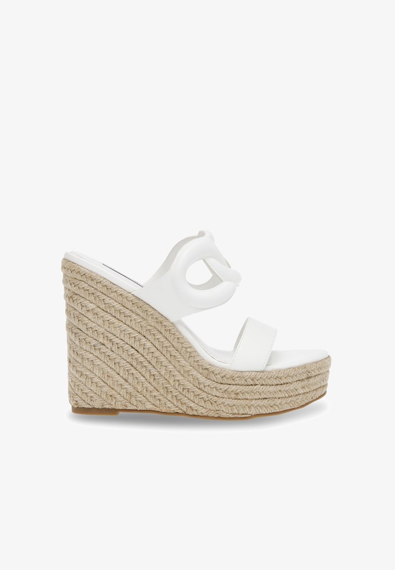 Sandalias blancas de cuña con suela de yute trenzado. Presentan un empeine liso y un diseño de recorte circular en la correa. Correa ajustable para un mejor ajuste.