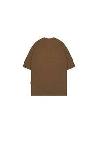 Brun bomulds-t-shirt med afslappet pasform, korte ærmer og lige kant. Har et lille sideskilt nær bunden.