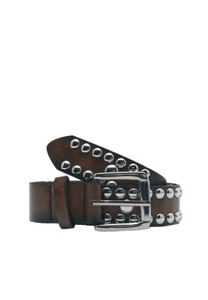 Brązowy skórzany pasek zwinięty, ozdobiony srebrnymi okrągłymi ćwiekami i srebrną prostokątną klamrą na białym tle.