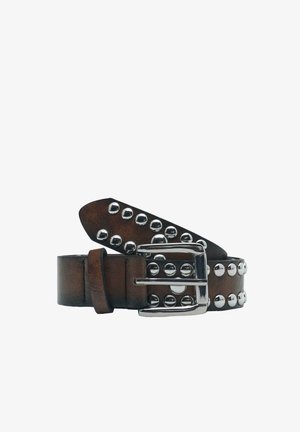 Cintura di pelle marrone arrotolata con borchie rotonde argento e fibbia rettangolare argentata su sfondo bianco.