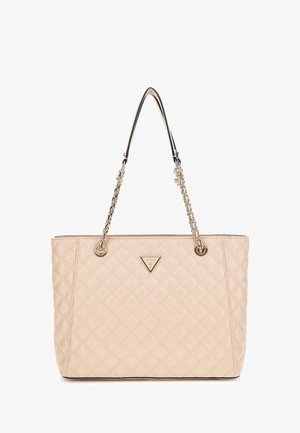Borsa tote trapuntata beige realizzata in materiale liscio, con manici a catena color oro e un emblema in metallo del marchio sulla parte anteriore.