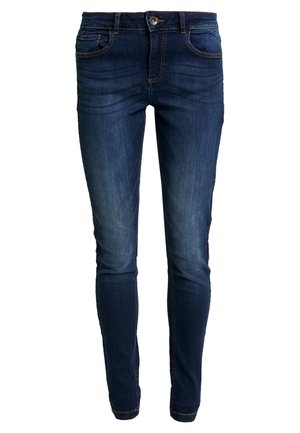 Slim-fit temno pranje denim jeans z rahlim zbledeljem, dizajn s petimi žepi in zapiranjem na gumb in zadrgo. Opremljeni so s kontrastnim šivanjem.