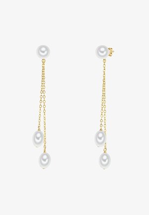 Guld kæde øreringe med tre hvide perler hængende fra en cirkulær perle stud, der viser et delikat og flydende design.