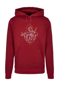 Burgundia kapuutsiga särk ees oleva taskuga; sellel on graafika kentaurist, kes hoiab vibu ja noolt, taustaks mägede ja puude siluett.