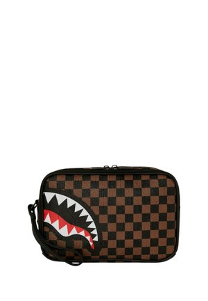 Bolso de mano rectangular marrón y negro a cuadros con correa negra y un gráfico de boca de tiburón blanca y roja en un lado.