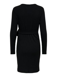 Robe noire côtelée à manches longues, silhouette ajustée, encolure en V, avec un détail de taille noué. Texture douce, longueur au genou.