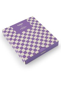 Lila kockás dobozos csomagolás férfi boxeralsóknak, sima textúrával és fiók-szerű nyitással. Fehér színű logóval nyomtatva.