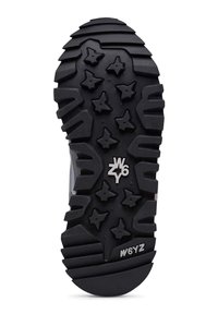 Svart gummisula med stjärnmönstrad slitbana och ribbade kanter. Inkluderar en logotyp med "W6YZ" vid hälen.