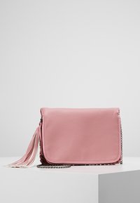 Borsa a tracolla in pelle rosa con finitura testurizzata, manico a catena e dettagli in frange su un lato. Chiusura a zip con cuciture a contrasto.
