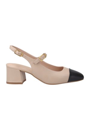 Beżowe skórzane buty slingback z czubkiem w kształcie ostrogi, złotymi klamrami, słupkowym obcasem i wycięciami po bokach.