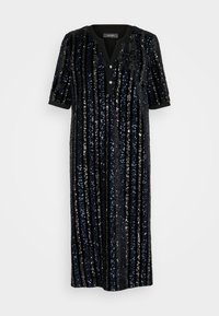 Svart paljettklänning med korta ärmar och V-ringning. Har vertikala veck och tre knappar framtill. Glänsande och texturerad yta.