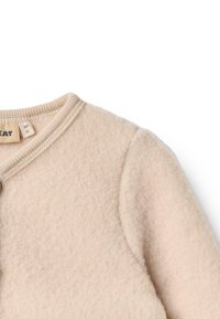 Měkký béžový fleecový oděv pro miminka s kulatým výstřihem a viditelnou velikostní štítkem ukazujícím 3 měsíce, 62 cm.