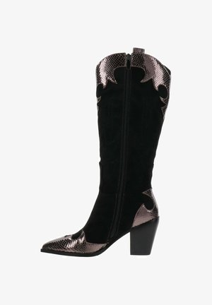 Botas de vaquero negras hasta la mitad de la pantorrilla con puntera, talón y ribete superior de patrón de serpiente metálico, que cuentan con una cremallera lateral y un tacón cuadrado.