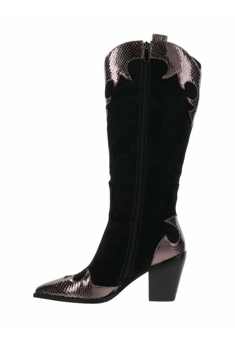 Botas de vaquero negras hasta la mitad de la pantorrilla con puntera, talón y ribete superior de patrón de serpiente metálico, que cuentan con una cremallera lateral y un tacón cuadrado.