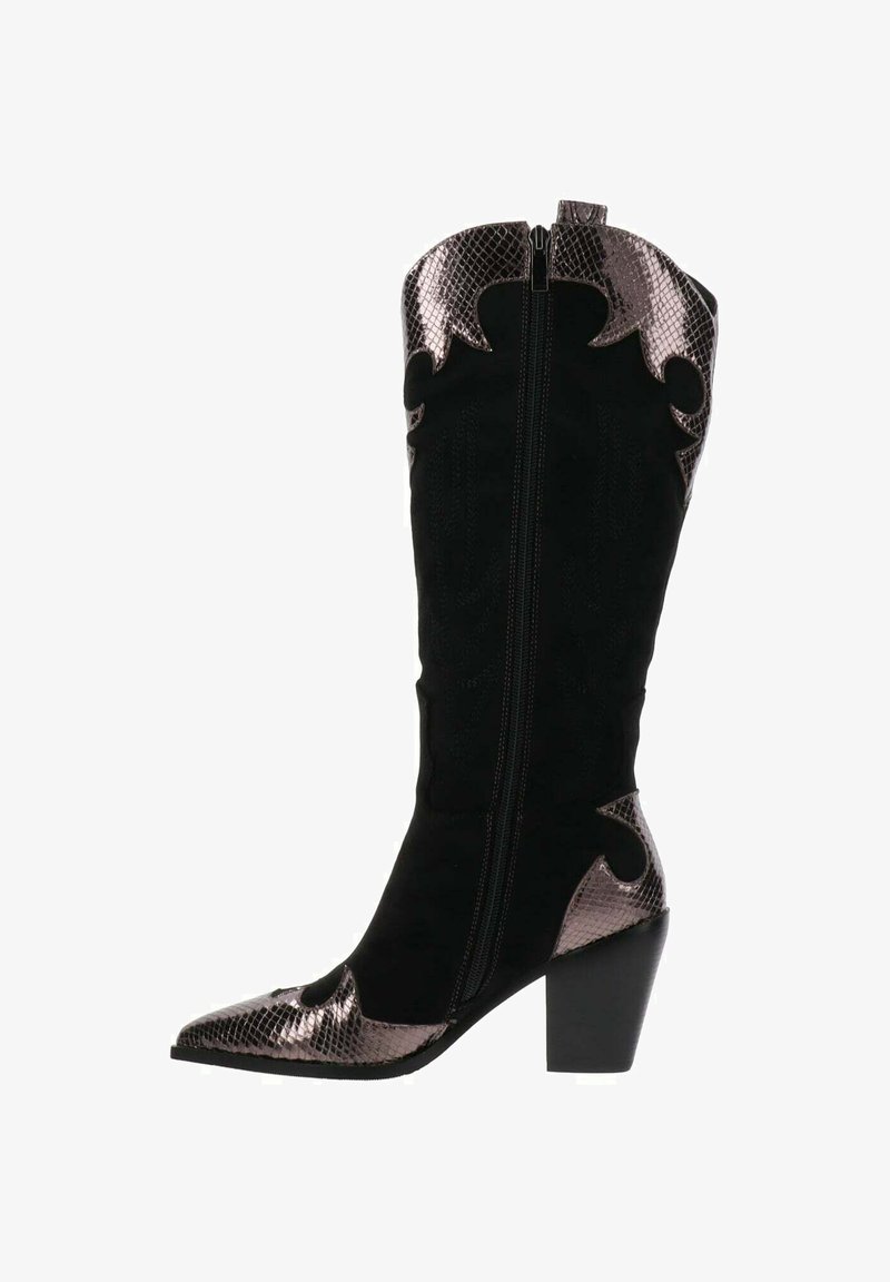 Botas de vaquero negras hasta la mitad de la pantorrilla con puntera, talón y ribete superior de patrón de serpiente metálico, que cuentan con una cremallera lateral y un tacón cuadrado.