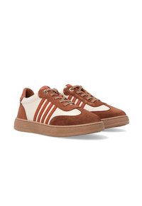 Brązowe zamszowe sneakersy z kremowymi skórzanymi akcentami, z trzema pomarańczowymi paskami, teksturowaną gumową soles i brązowymi sznurówkami.